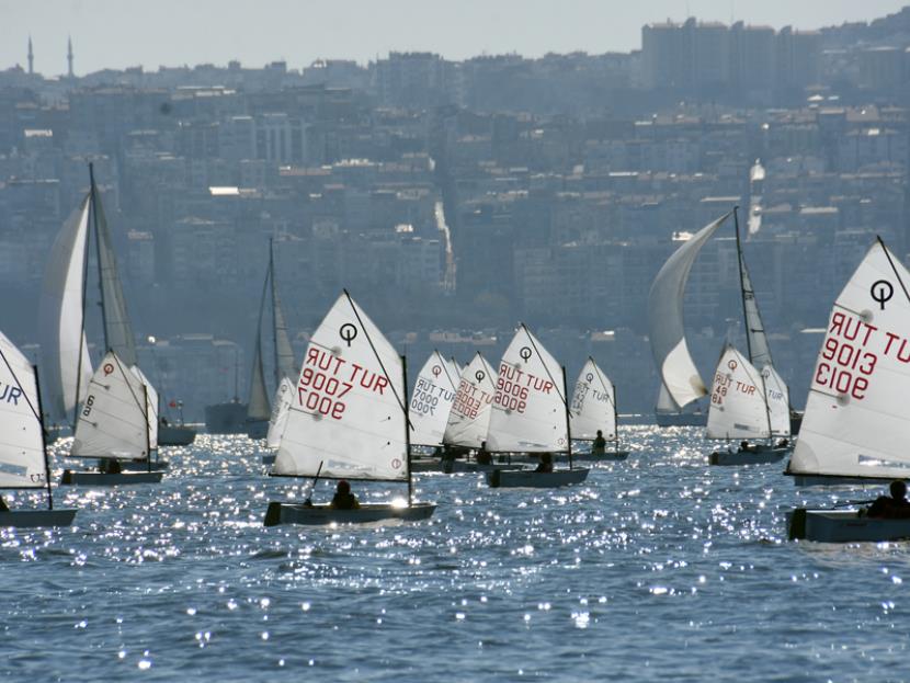 İZMİR KÖRFEZİ’NDE 7’DEN 70’E YELKEN