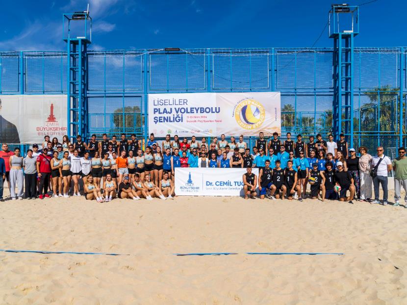 PLAJDA VOLEYBOL VE MÜZİK VAR
