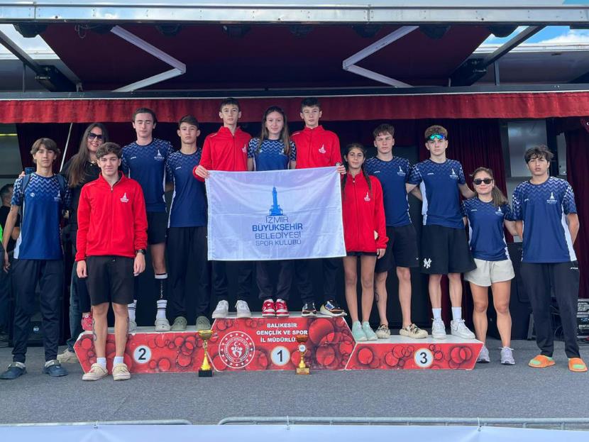 TRİATLONCULARIMIZ AYVALIK’TA KÜRSÜDE