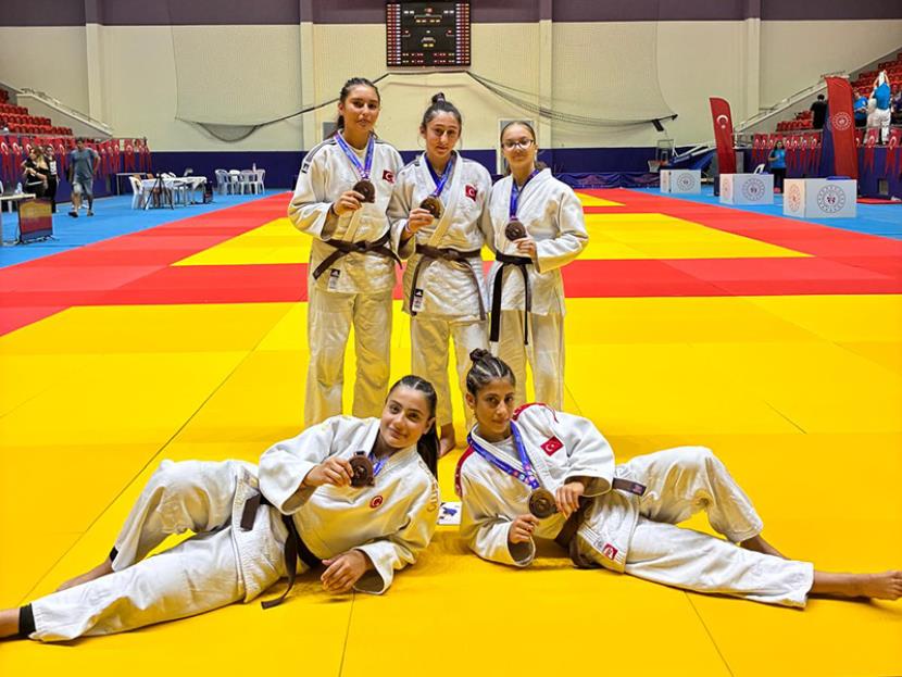 JUDOCULARIMIZDAN 5 MADALYA