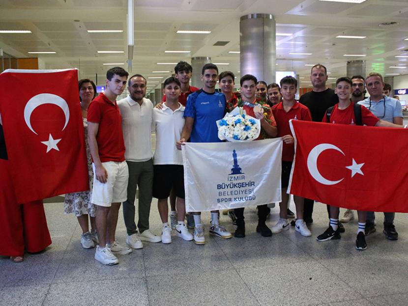 ŞAMPİYONU ÇİÇEKLERLE KARŞILADIK