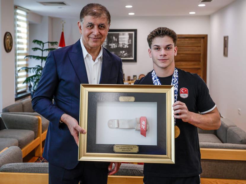 BAŞKAN TUGAY, ALTIN MADALYALI SPORCUYU AĞIRLADI 