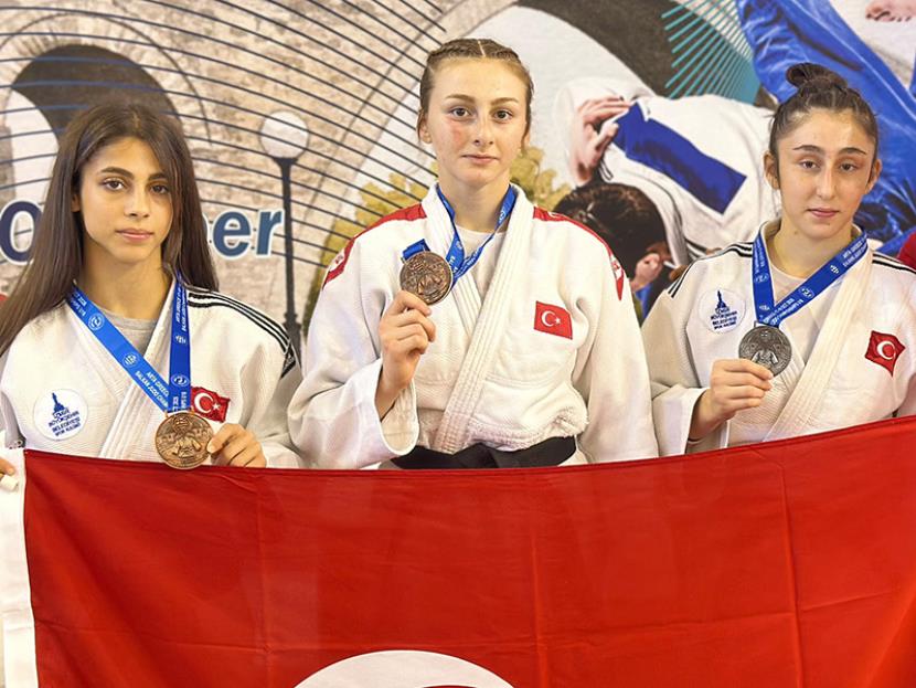BALKANLARDAN ÜÇ MADALYA